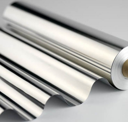 Le surplus mondial d'approvisionnement en aluminium primaire